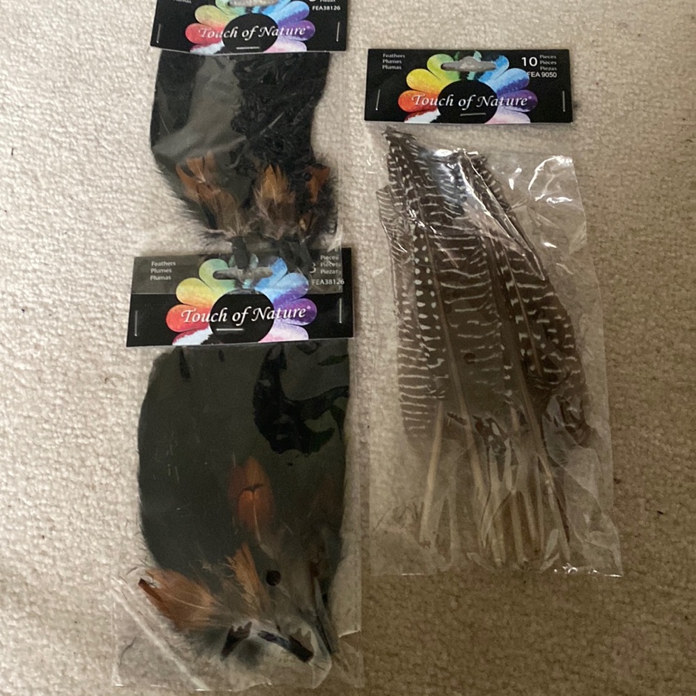 NIP Three packages of natural feathers